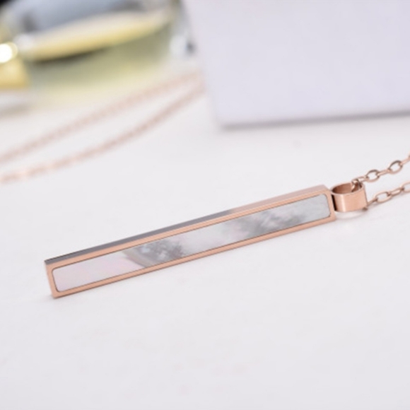 Minimalist 18k gold shell pillar necklace - Picture 2 of 4